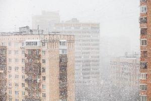 urban hus och snöfall i stad i vinter- foto