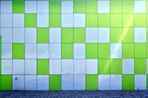 de textur av de metall vägg, inramade i de form av färgad kvadrater av två färger. modern vägg design för de exteriör av bostads- och kontor byggnader foto