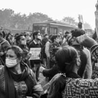 delhi, Indien december 25 2021 - delhi avtals gäst lärare med affischer, flaggor och klotter protesterar mot delhi aap regering för framställning politik, delhi lärare protesterar svart och vit foto