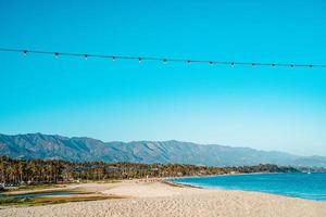 santa barbara strand med fe- lampor foto