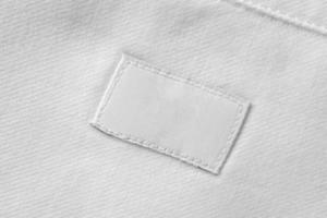 vit tom tvätt vård kläder märka på bomull skjorta bakgrund foto