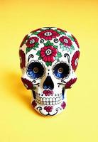 dia de los muertos traditionell calavera socker skalle dekorerad med blommor de dag av de död- illustration foto