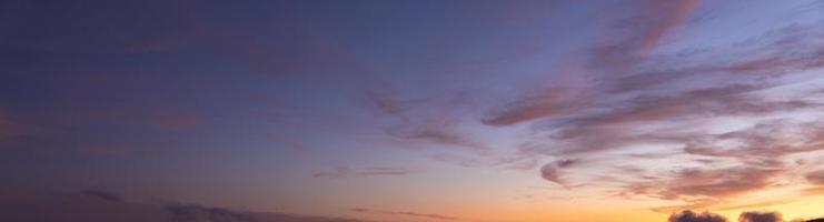 ljus, fantastisk solnedgång med cirkulär moln på de balkan halvö. foto