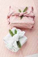 jul miljövänlig gåva slå in i traditionell japansk furoshiki stil, miljövänlig gåva slå in och noll var förlorad begrepp foto