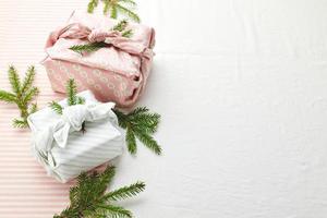 jul miljövänlig gåva slå in i traditionell japansk furoshiki stil, miljövänlig gåva slå in och noll var förlorad begrepp foto