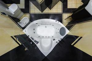 toalett och detalj av en hörnduschkabin med väggmonterad duschfäste foto