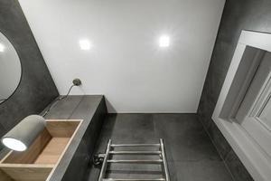 undertak med halogenspotslampor och gipskonstruktion i tomt rum i lägenhet eller hus. sträcktak vit och komplex form. foto