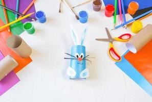 steg 3. diy papper kanin från en rulla av toalett papper. lätt hantverk för barn på vit bakgrund, enkel diy aning från toalett rör, återvinning begrepp. gåva idéer, dekor för vår, påsk. steg förbi steg. foto