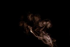 vit rök på en svart bakgrund foto