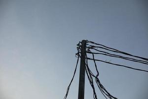 elektrisk trådar på Pol. många trådar mot himmel. foto