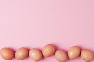 påsk beige ägg på en rosa bakgrund. platt lägga, kopia Plats. foto