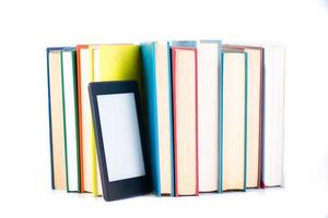 ebook bland papper böcker. ny teknologi begrepp foto
