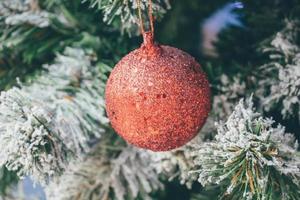 dekorerad jul träd med röd boll ny år högtider bakgrund foto