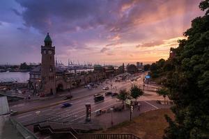 solnedgång på de gammal pir - landungsbrucken i hamburg, Tyskland foto