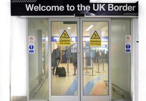 london, Storbritannien, 2019 - en tecken med de ord Välkommen till de Storbritannien gräns hälsar passagerare på de gräns kontrollera av London heathrow flygplats. foto
