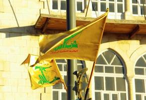 baalbek, Libanon, 2019 - hisbollah flaggor i baalbek vinka i de eftermiddag vind. foto