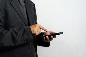 man hand innehav mobil smart telefon teknologi kommunikation digital. foto