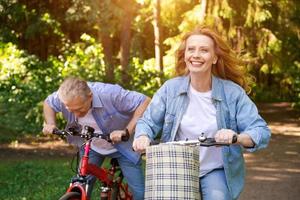 aktiva gammal ålder, människor och livsstil begrepp Lycklig senior par fixering cykel foto