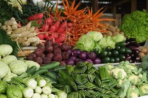 olika typer av färsk och friska grönsaker i traditionell marknader. färgrik vegetabiliska bakgrund foto