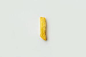 pommes frites på vit bakgrund foto