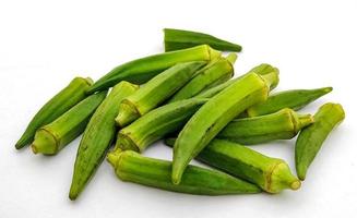 rå okra eller ladyfingers isolerat på vit bakgrund foto