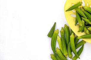 rå okra eller ladyfingers isolerat på vit bakgrund foto