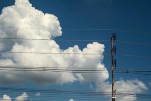 modern elektricitet Pol med lykta och kraft linje kablar. blå himmel och moln som bakgrund. begrepp av modern teknik kunskap för kraft överföring, förbindelse, kommunikation. foto