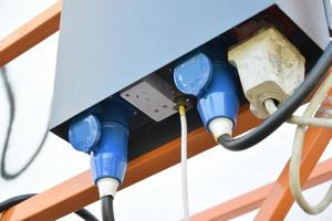 elektrisk kontrollera systemet av suspenderad tråd rep plattform för Fasad Arbetar på hög flervåningshus byggnader. elektrisk kontrollera systemet är hantering enhet foto