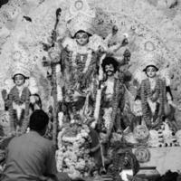 gudinna durga med traditionell se i stänga upp se på en söder kolkata durga puja, durga puja idol, en största hindu Navratri festival i Indien svart och vit foto