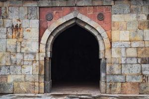 mughal arkitektur inuti lodhi trädgårdar, delhi, Indien, vacker arkitektur inuti den trekupolformade moskén i lodhi trädgård sägs vara fredagsmoskén för fredagsbönen, lodhi trädgårdsgrav foto