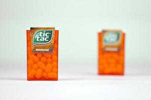 tic tac droppar med orange smak. tic TAC är tillverkad förbi italiensk konditor ferrero och var först produceras i 1968 foto