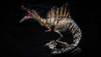 dinosaurie , spinosaurus i de mörk foto