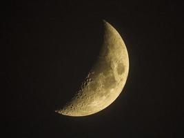 skön måne i de mörk himmel foto