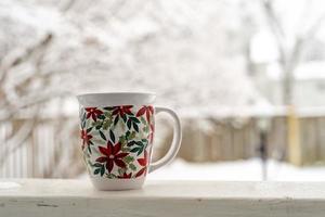 avkopplande och dricka kaffe eller te, den koppar av kaffe på en snö dag, på balkong. avslappning begrepp. suddig bakgrund av skön . foto