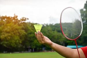 badminton racket och badminton badmintonbollar innehav i händer för utomhus- spelar, mjuk och selektiv fokus på sträng och racket, begrepp för utomhus- aktivitet. foto