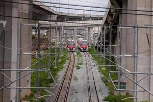 de elektrisk tåg enheter på hög hastighet rörelse från de station med passagerare och frakt till station destination är modern transport begrepp med Sol ljus himmel bakgrund. foto