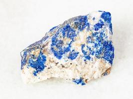 grov lazurit lapis lazuli sten på vit foto