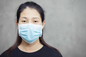 kvinnor bär masker till skydda mot bakterier, de virus, covid 19 och batterier. foto