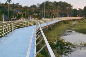 de cykel zon på khao rakam reservoar i de kväll. trat, thailand. foto