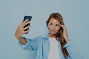 Underbar modell gör selfie på mobiltelefon foto