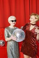 eleganta och fint caucasian senior och mogna kvinna på de fest med vin glasögon fest, firande, högtider begrepp foto