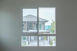 glas fönster ram hus interiör på vit vägg foto