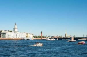 st. Petersburg, ryssland - bro tvärs över de neva flod foto