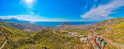 antenn bred panorama- se av alanya i sydlig kust av Kalkon, sommar morgon- dag. resa och semester. kalesi slott. foto