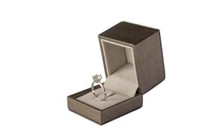 diamant ringa i Smycken gåva låda isolerat på vit bakgrund foto