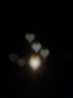 hjärta formad bokeh på svart bakgrund foto