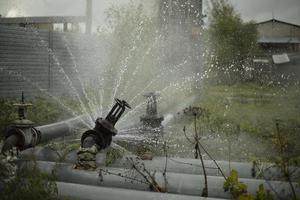 rör olycka. vatten genombrott. varm vatten flöde. skada till rörledning. foto