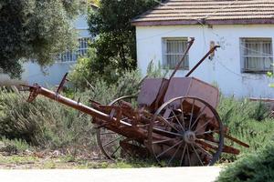 gammal jordbruks maskineri står på de gata i Israel och rostar foto