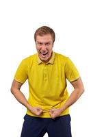 rolig ung kille i tillfällig gul t-shirt höjning händer framgångsrik och aggressiv isolerat på vit foto