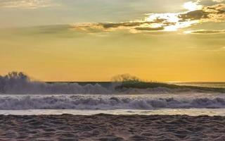 färgrik gyllene solnedgång stor Vinka och strand puerto escondido Mexiko. foto